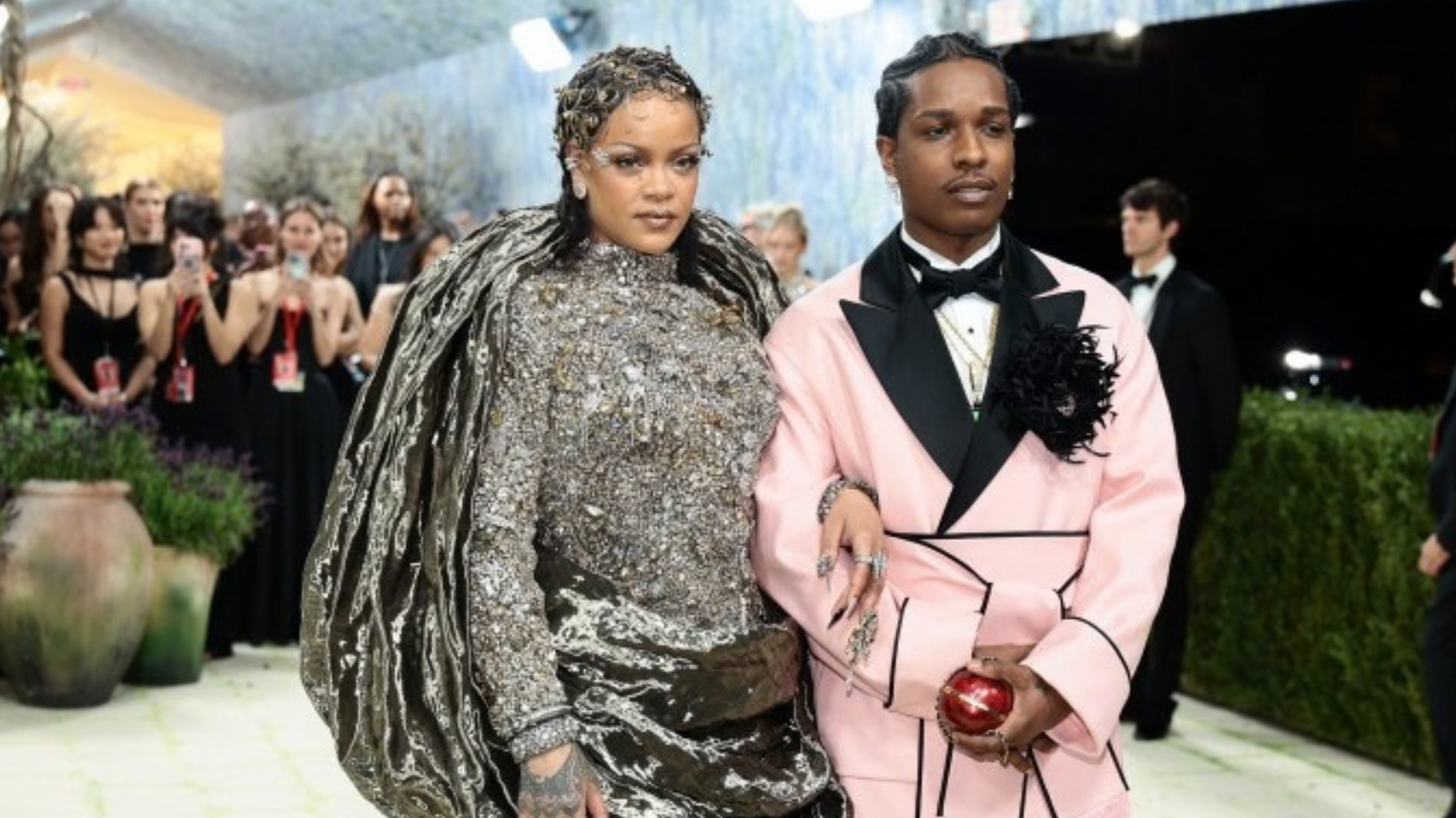Avanza a juicio el caso de la mujer que baleó la mansión de Rihanna tras declararla mentalmente competente