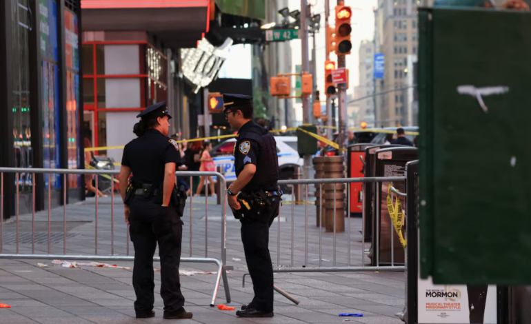 Una mujer pierde la vida tras ser apuñalada en Times Square; la agresora es abatida por la policía
