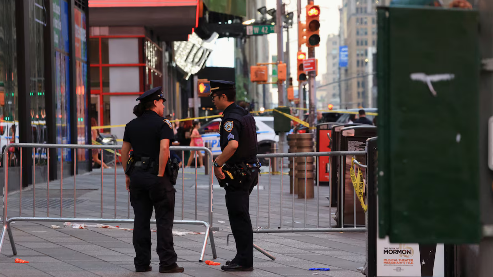 Una mujer pierde la vida tras ser apuñalada en Times Square; la agresora es abatida por la policía