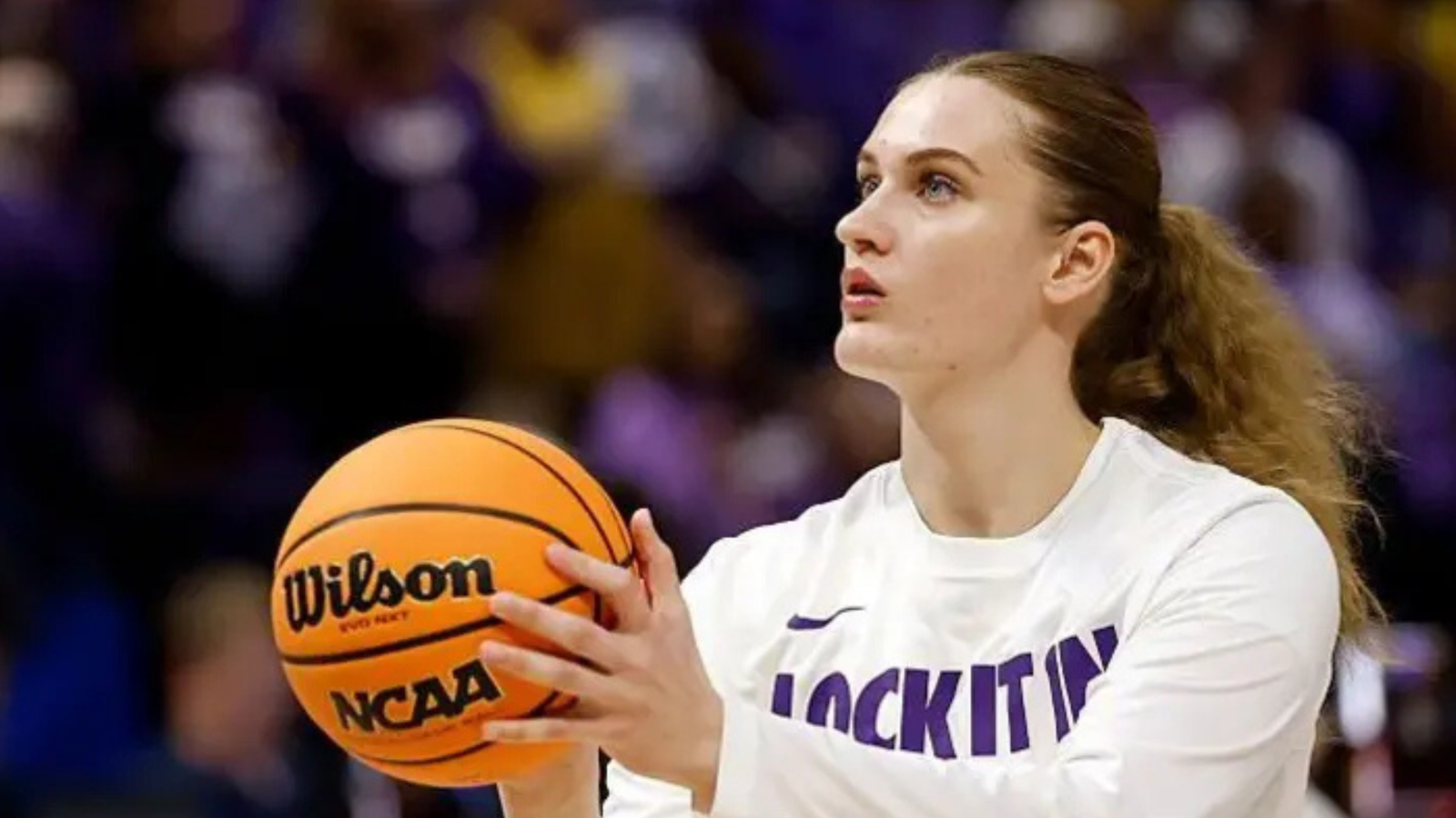 Jugadora ucraniana de baloncesto deja el equipo de su universidad tras el fichaje de una atleta rusa