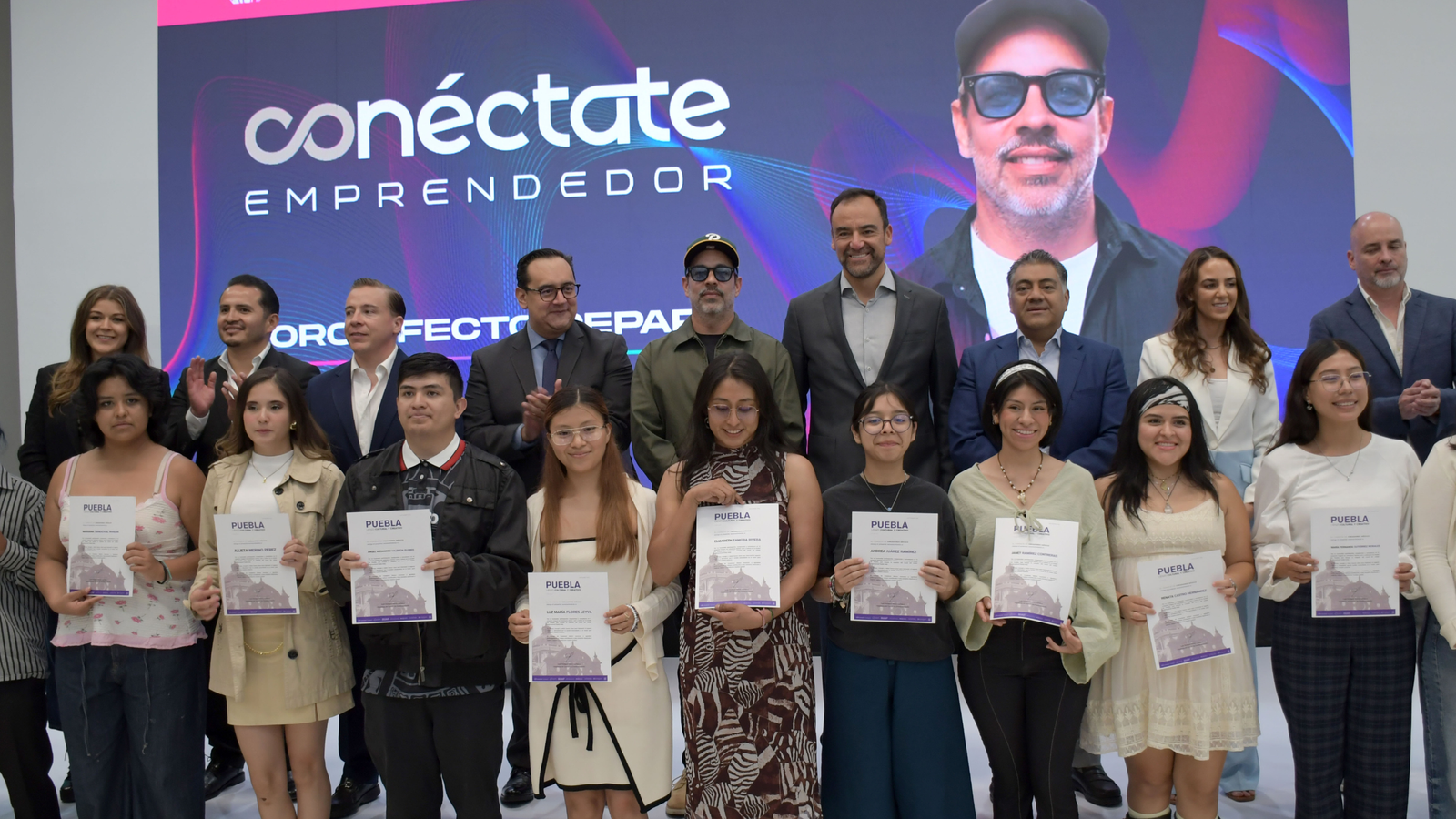 Estudiantes de ARPA BUAP colaboran con el artista Teddy Kelly en mural urbano
