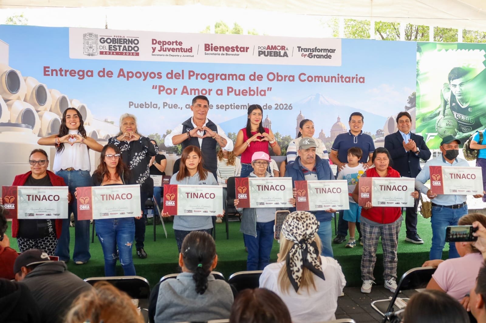 Gobierno de Puebla entrega apoyos de Obra Comunitaria y estímulos a deportistas