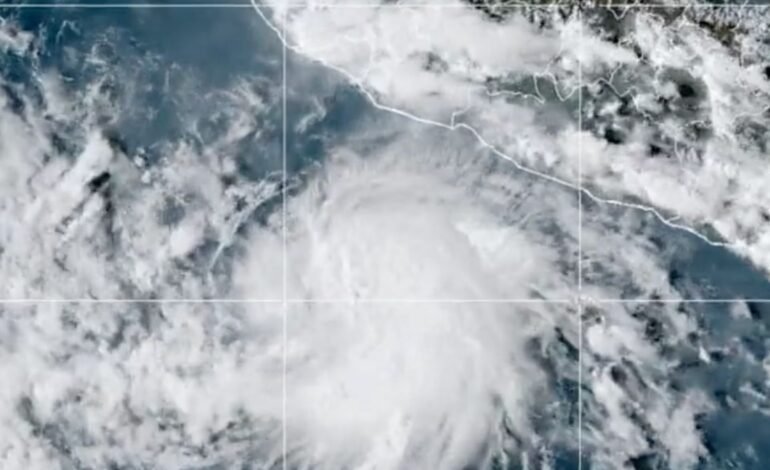 Huracán Polo se intensifica y amenaza las costas del Pacífico mexicano