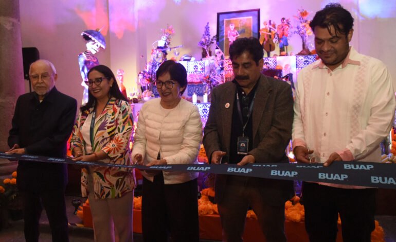 Inauguran en la Casa de la Bóveda el altar dedicado a los artistas de la BUAP