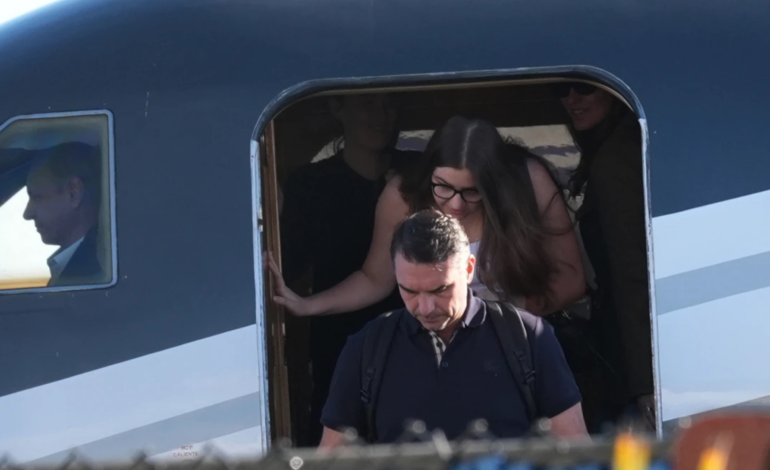 Flávio Bolsonaro viaja a EE. UU. sin reconocer su derrota electoral ante Lula