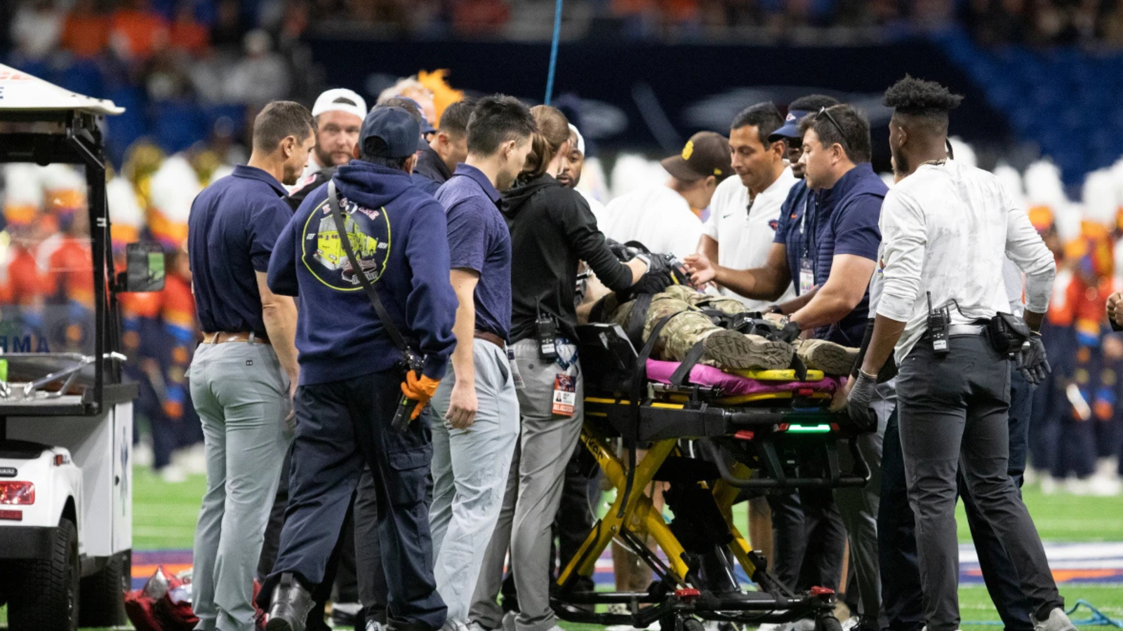 Muere un miembro de la Fuerza Aérea tras caer del techo de un estadio en Texas