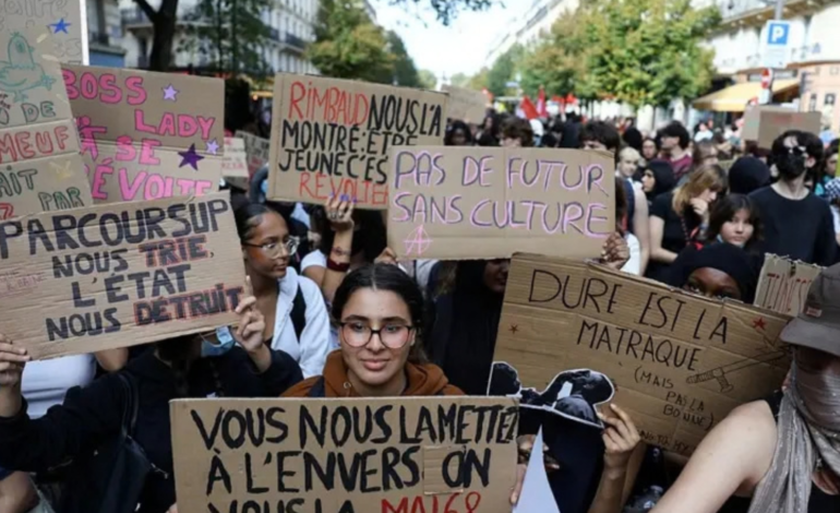 Cerca de 90,000 personas marchan en Francia para exigir mejoras en la educación