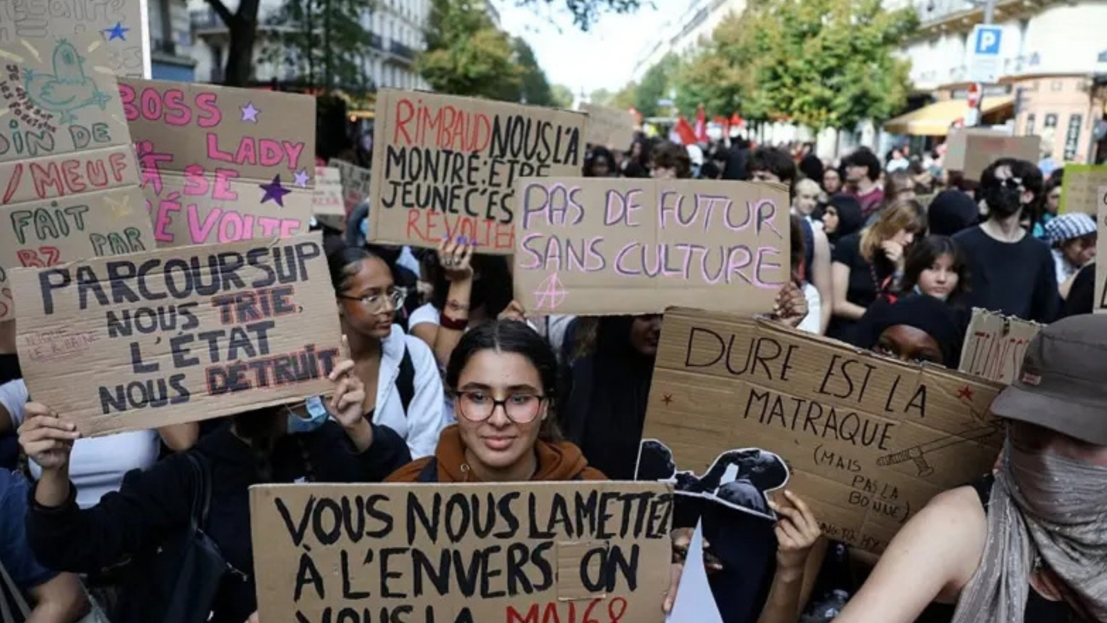 Cerca de 90,000 personas marchan en Francia para exigir mejoras en la educación