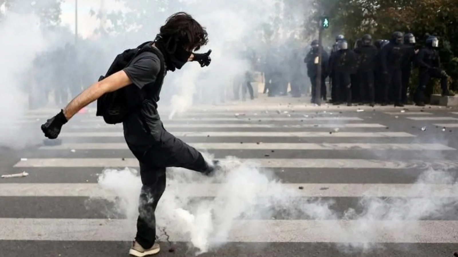 Francia suspende las granadas aturdidoras tras incidente en el que un estudiante de 15 años perdió la mano