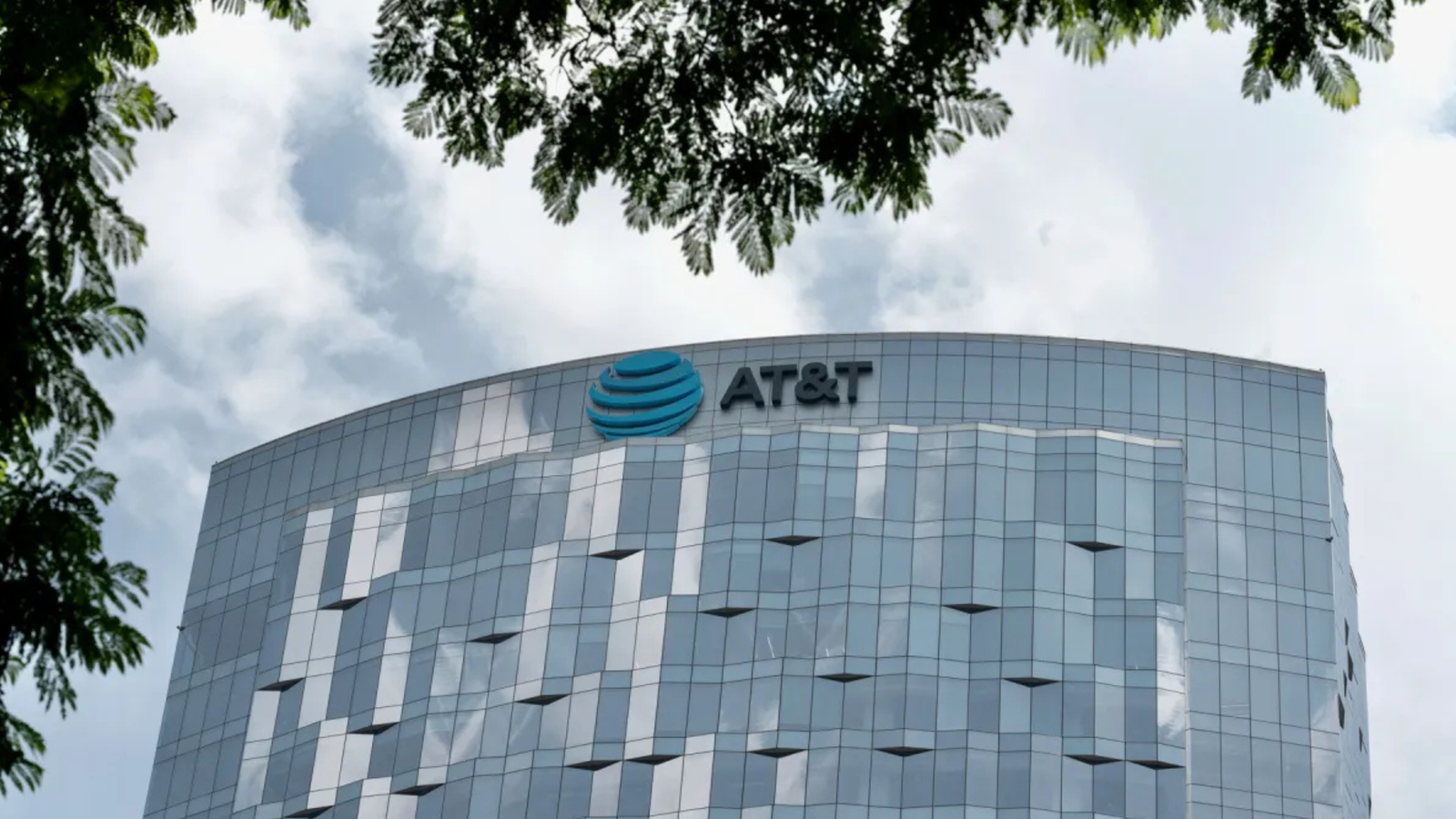 Grupo Televisa y Fintech adquieren AT&T México por 2,000 millones de dólares