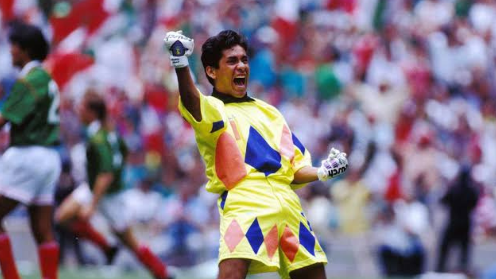 Jorge Campos cumple 60 años y Pumas celebra el legado del “Brody”