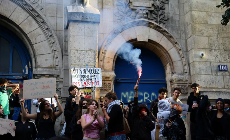Miles de estudiantes paralizan 700 escuelas en Francia tras fuertes choques con la policía