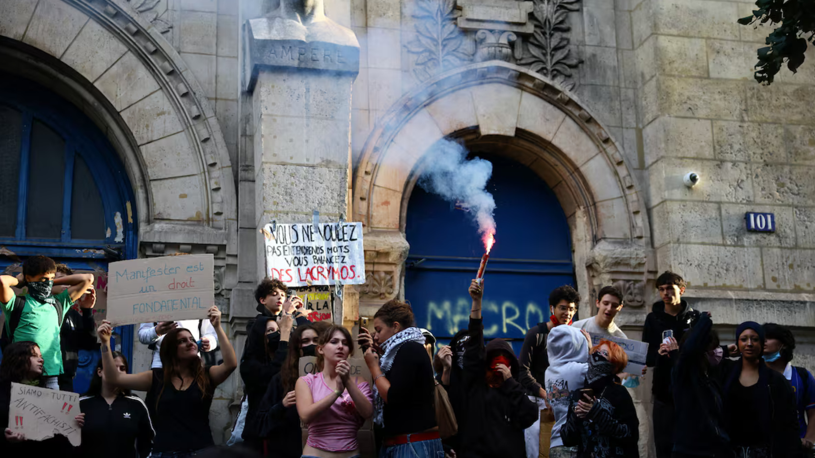 Miles de estudiantes paralizan 700 escuelas en Francia tras fuertes choques con la policía