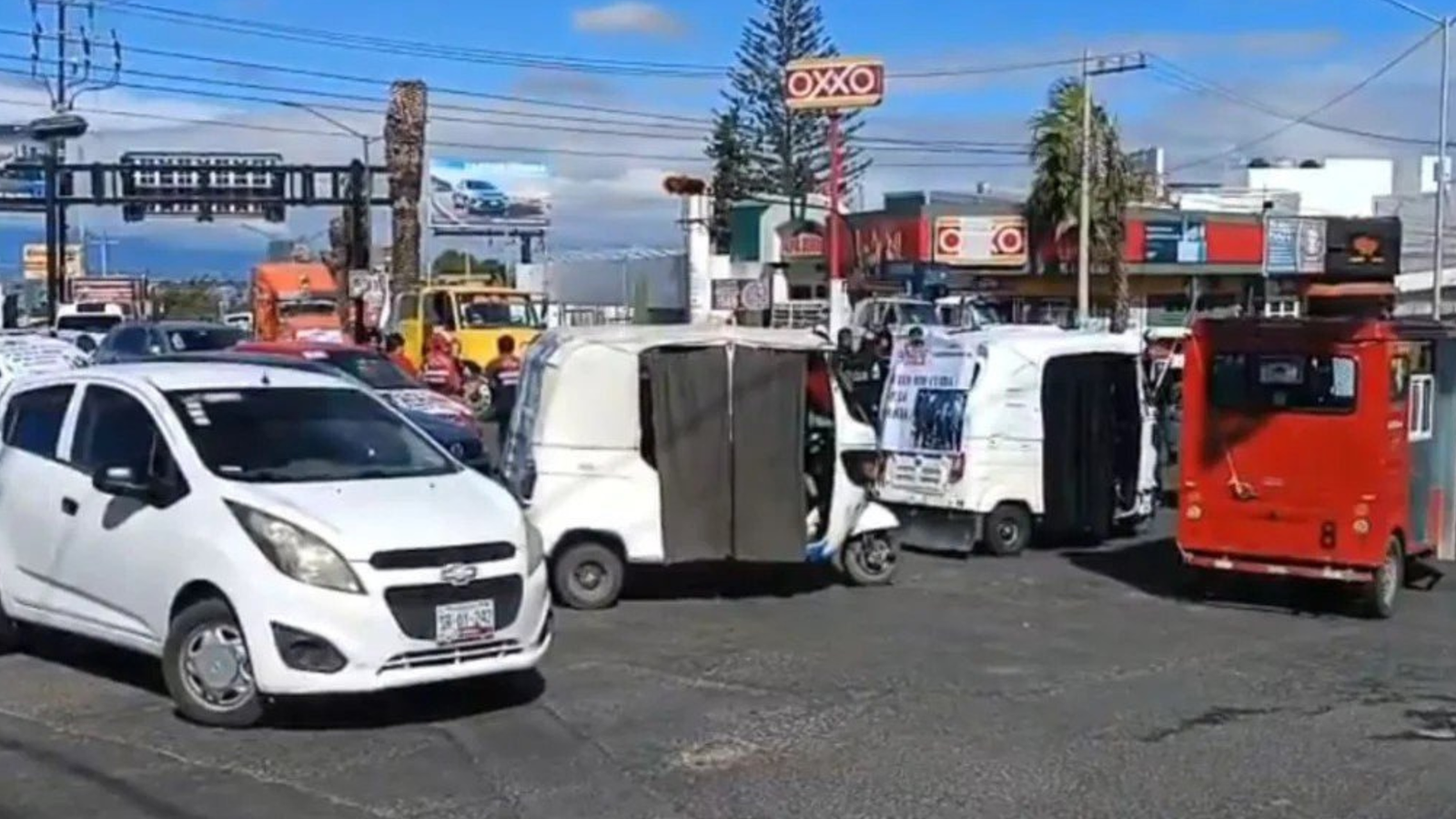Transportistas de AMOTAC cierran carreteras de Puebla; exigen justicia por delegado asesinado
