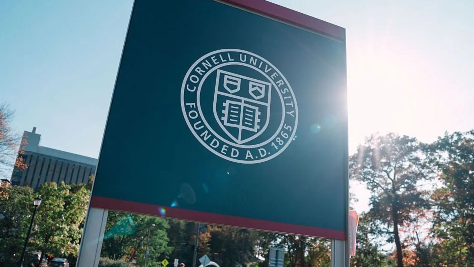 La Universidad de Cornell suspende fiestas en fraternidades hasta 2027 tras denuncia por agresión sexual