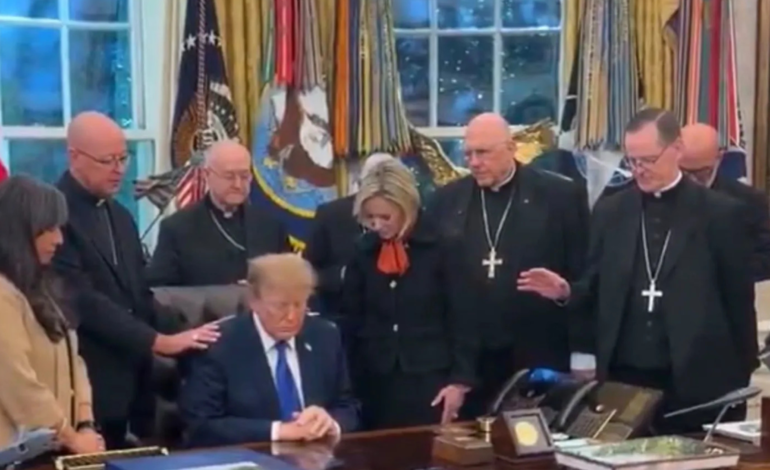 Dos obispos católicos se disculpan por encuentro con Trump a días de las elecciones