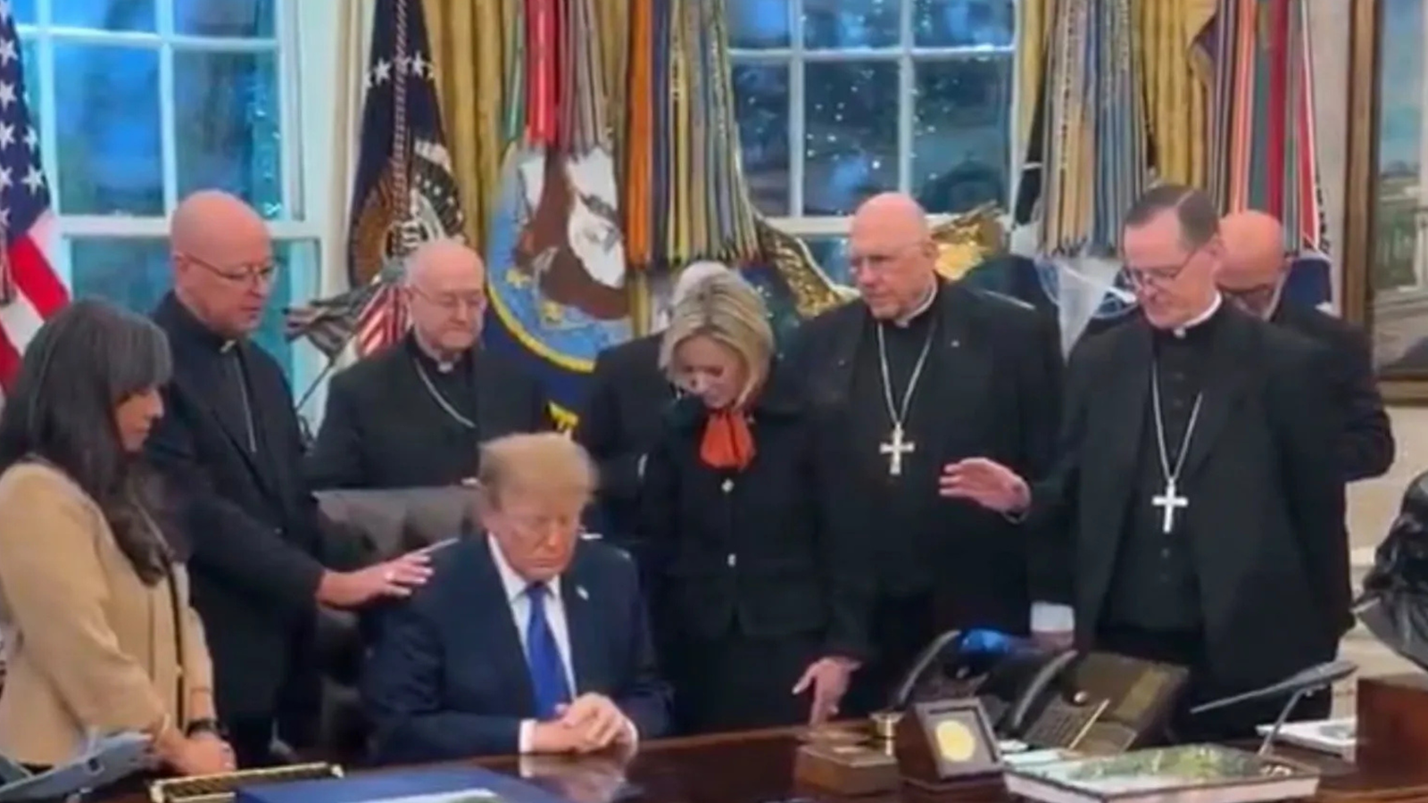 Dos obispos católicos se disculpan por encuentro con Trump a días de las elecciones