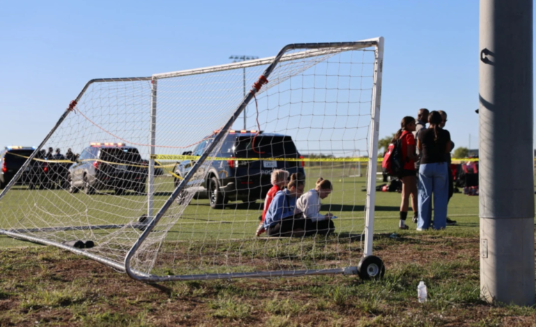 Tragedia en Kansas: Camioneta irrumpe en partido infantil dejando dos muertos y 11 heridos