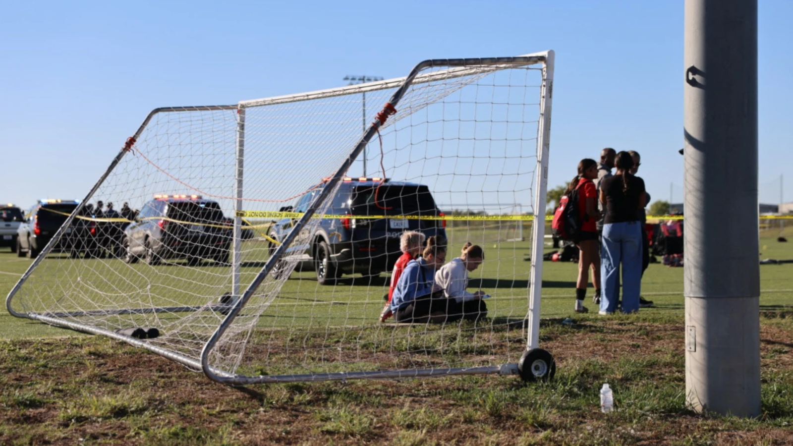 Tragedia en Kansas: Camioneta irrumpe en partido infantil dejando dos muertos y 11 heridos