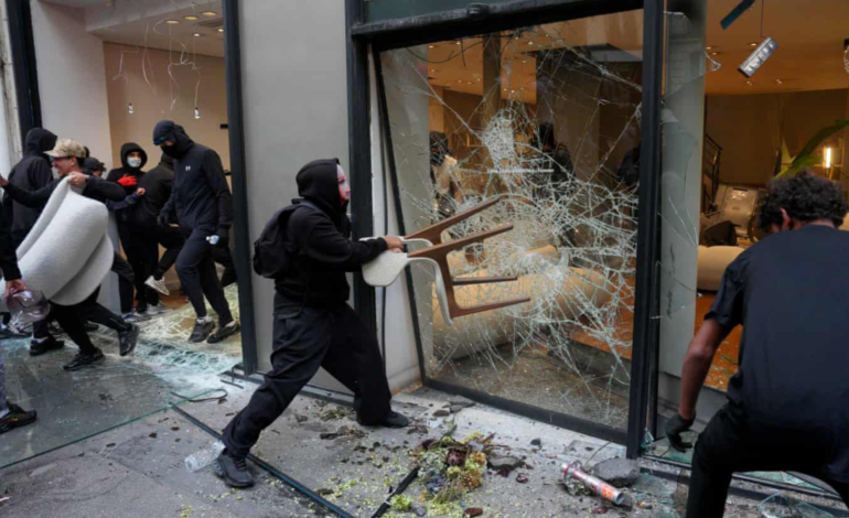 Francia impone toques de queda parciales tras admitir fallas de seguridad ante los graves disturbios