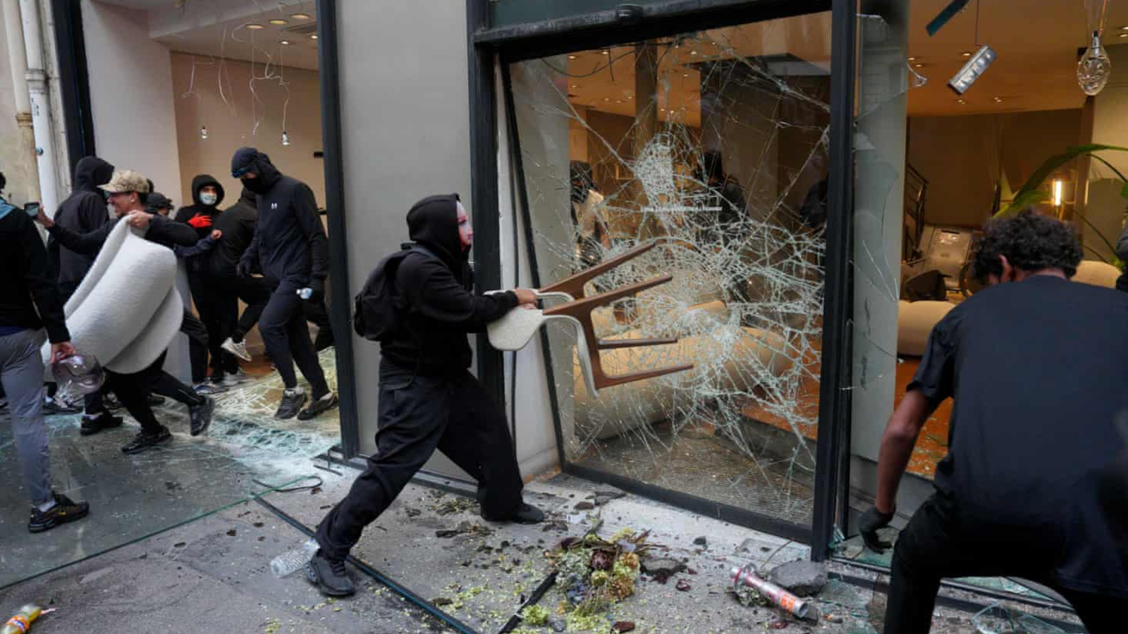 Francia impone toques de queda parciales tras admitir fallas de seguridad ante los graves disturbios