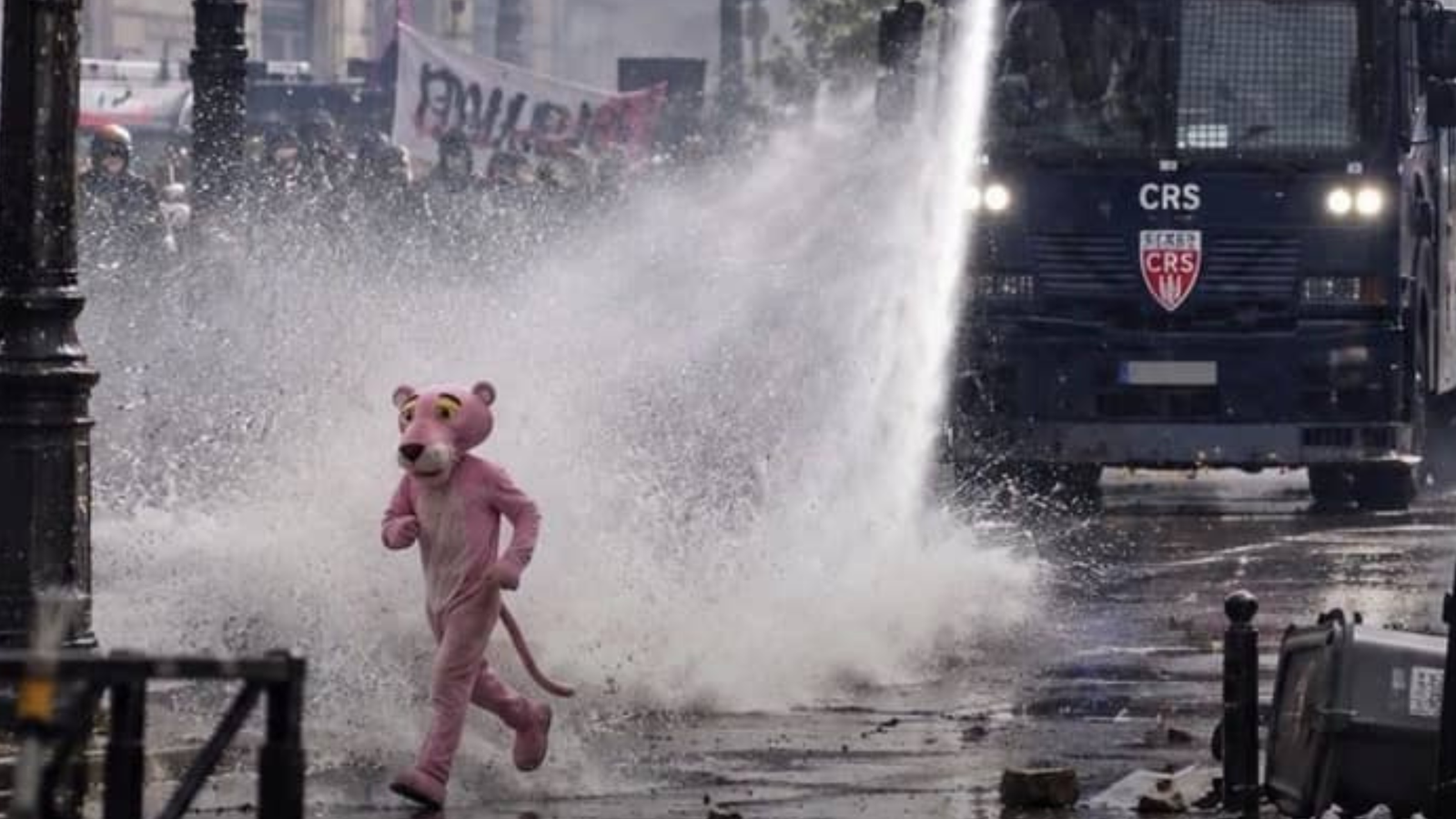 La Pantera Rosa se vuelve viral en las protestas de Francia, pero las imágenes son falsas