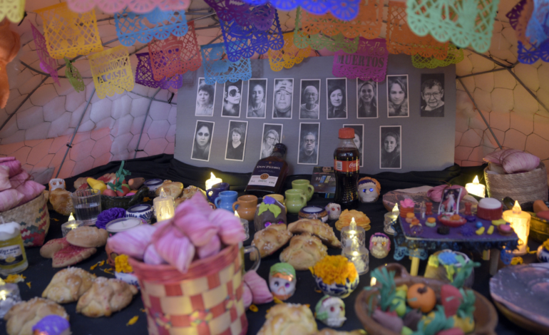 La Universidad para Adultos celebra el Día de Muertos con la instalación Ayotli y muestra de catrinas