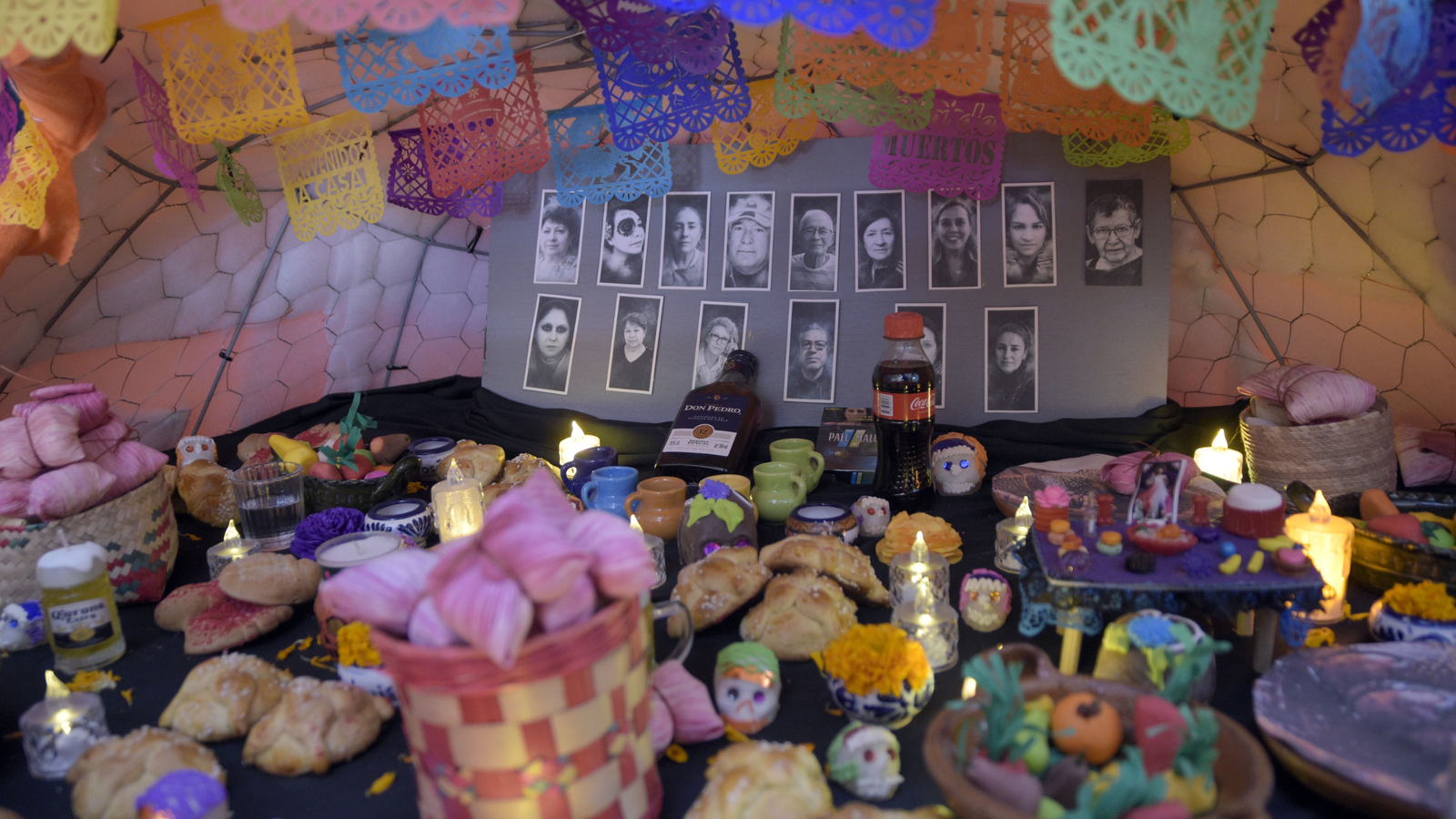 La Universidad para Adultos celebra el Día de Muertos con la instalación Ayotli y muestra de catrinas