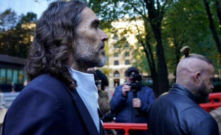 El excomediante Russell Brand rechaza las acusaciones de agresión sexual en el juicio penal en su contra