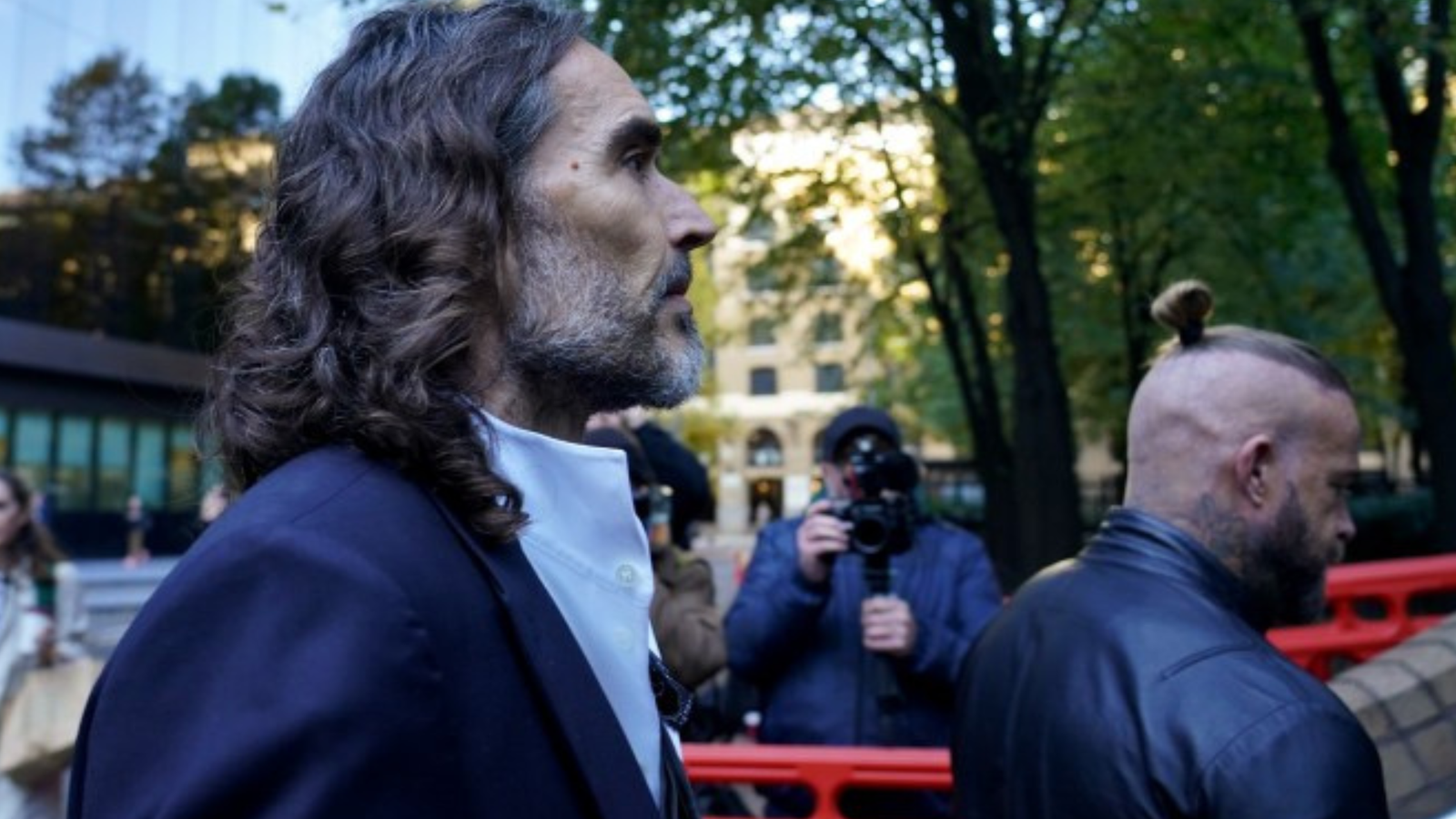 El excomediante Russell Brand rechaza las acusaciones de agresión sexual en el juicio penal en su contra