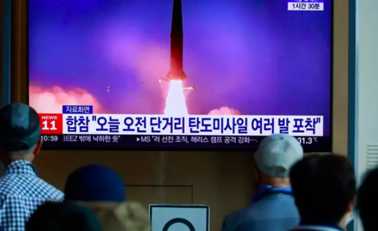 Corea del Norte lanza más de diez misiles balísticos al mar de Japón