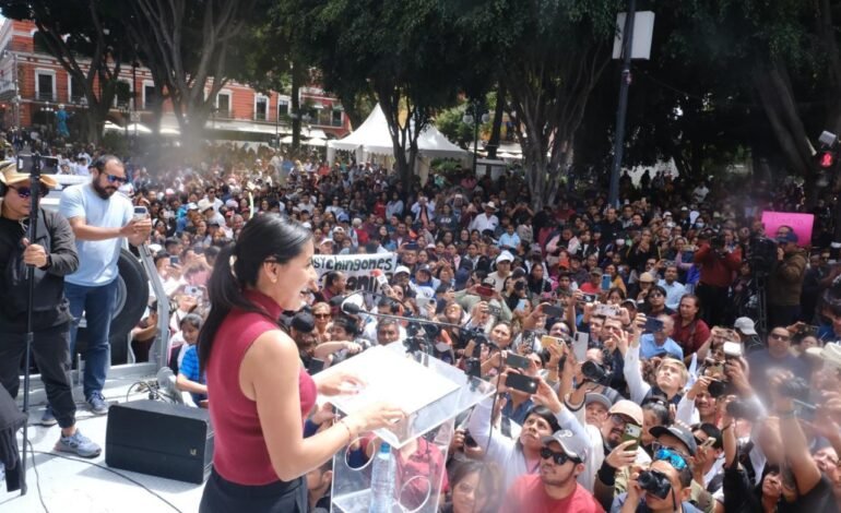 La Bonita Sánchez demuestra su liderazgo rumbo a la alcaldía y reúne a 40 mil poblanos en el Zócalo