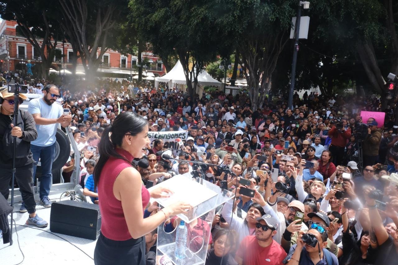 La Bonita Sánchez demuestra su liderazgo rumbo a la alcaldía y reúne a 40 mil poblanos en el Zócalo
