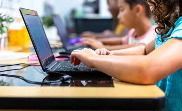 Pantallas y rendimiento escolar: qué revela un estudio con 2.8 millones de menores