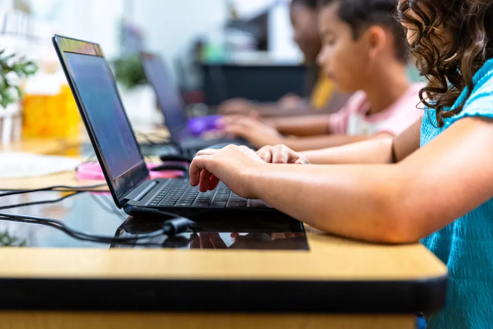 Pantallas y rendimiento escolar: qué revela un estudio con 2.8 millones de menores